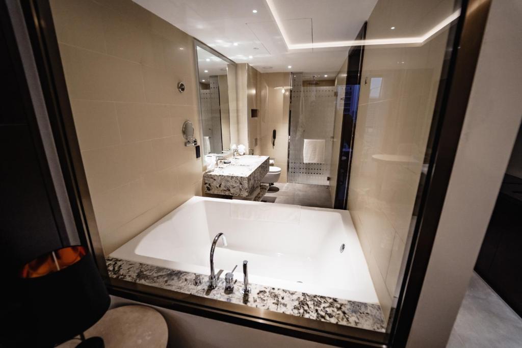 Luxury King Room with Balcony-Burj Khalifa View - Image 3