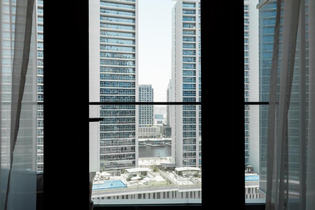 Luxury King Room with Balcony-Burj Khalifa View - Image 4