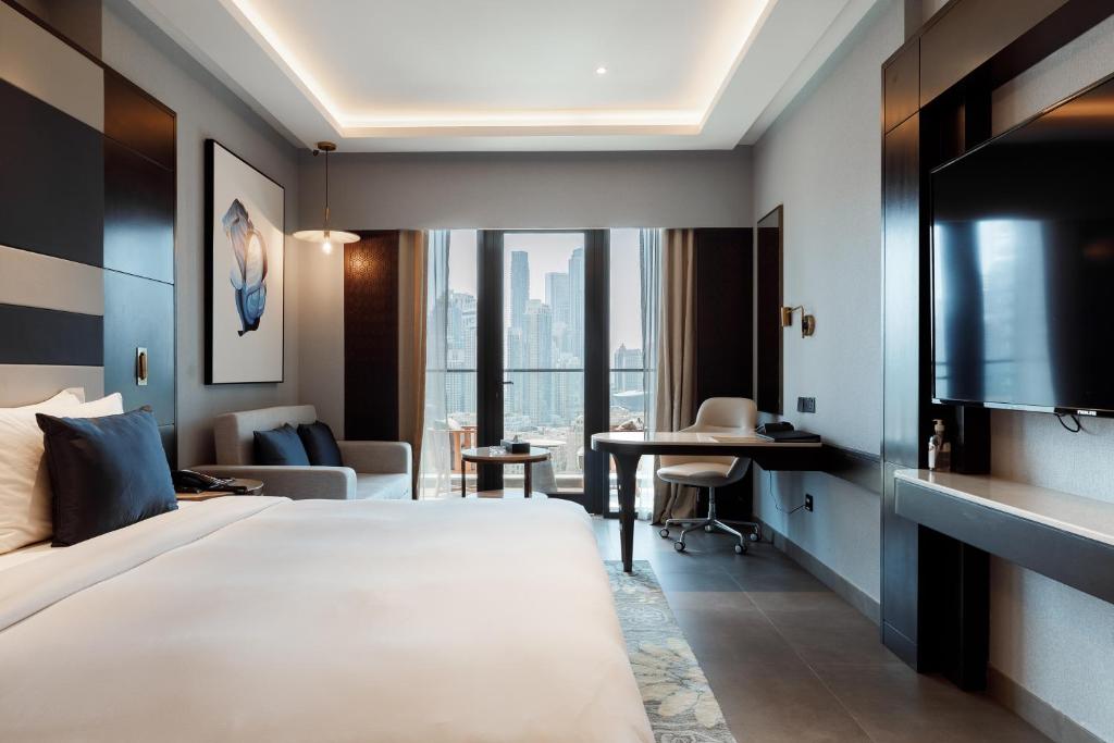 Luxury King Room with Balcony-Burj Khalifa View - Image 5