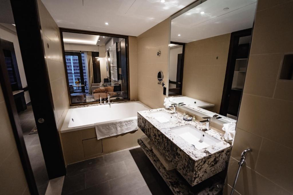 Luxury King Room with Balcony/Kitchenette/Non-smoking: Burj Khalifa View - Image 1