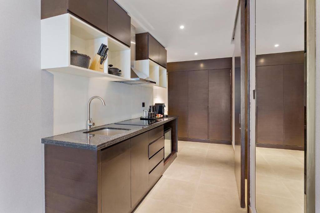 Luxury King Room with Balcony/Kitchenette/Non-smoking: Burj Khalifa View - Image 3