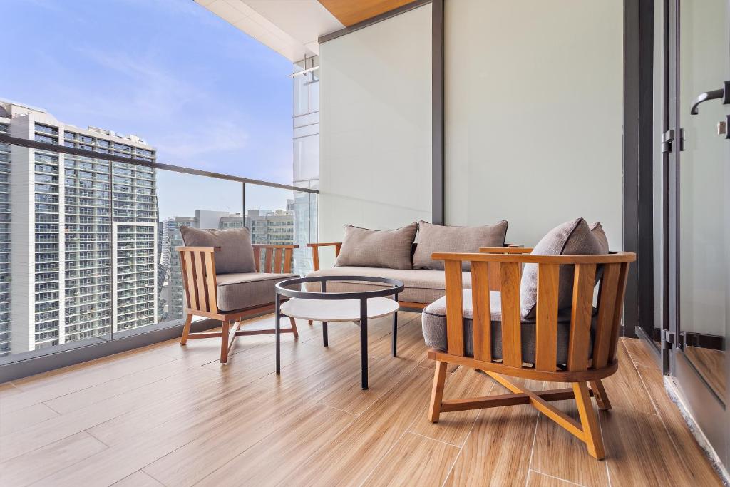 Luxury King Room with Balcony/Kitchenette/Non-smoking: Burj Khalifa View - Image 5