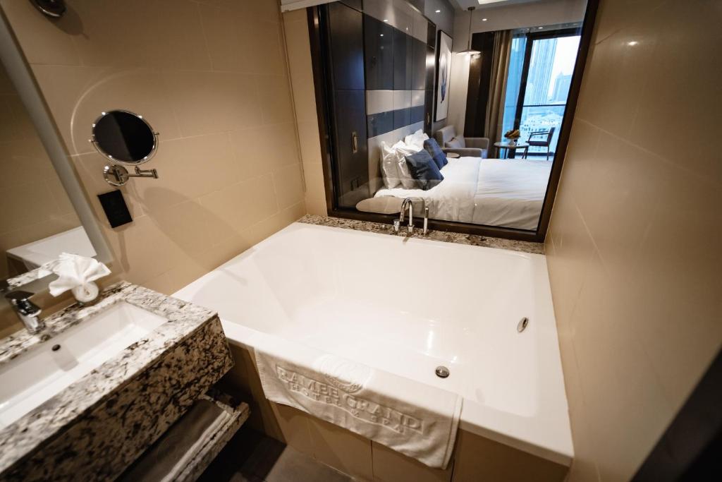 Premuim Twin Room with Balcony-Burj Khalifa View - Image 2