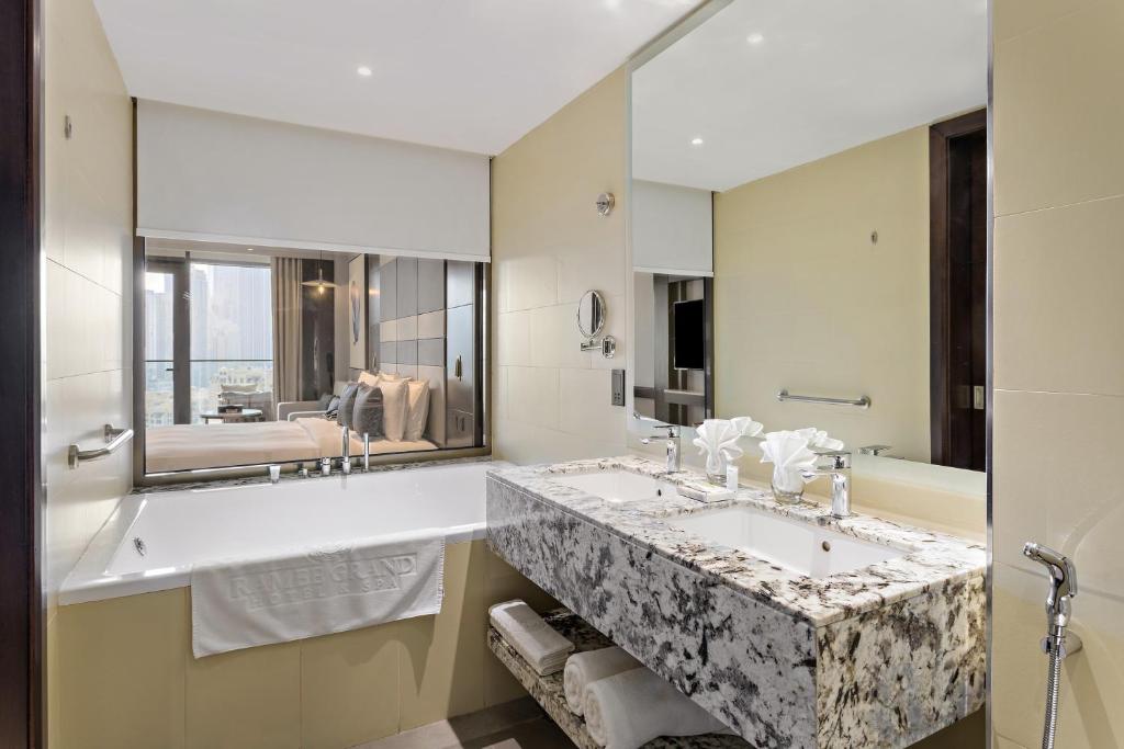 Premuim Twin Room with Balcony-Burj Khalifa View - Image 3