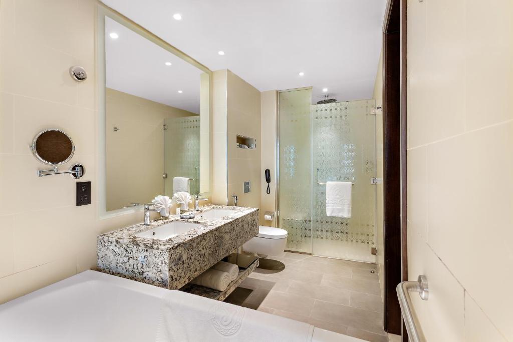 Premuim Twin Room with Balcony-Burj Khalifa View - Image 4