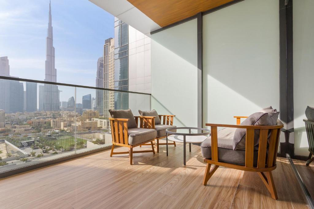Premuim Twin Room with Balcony-Burj Khalifa View - Image 5