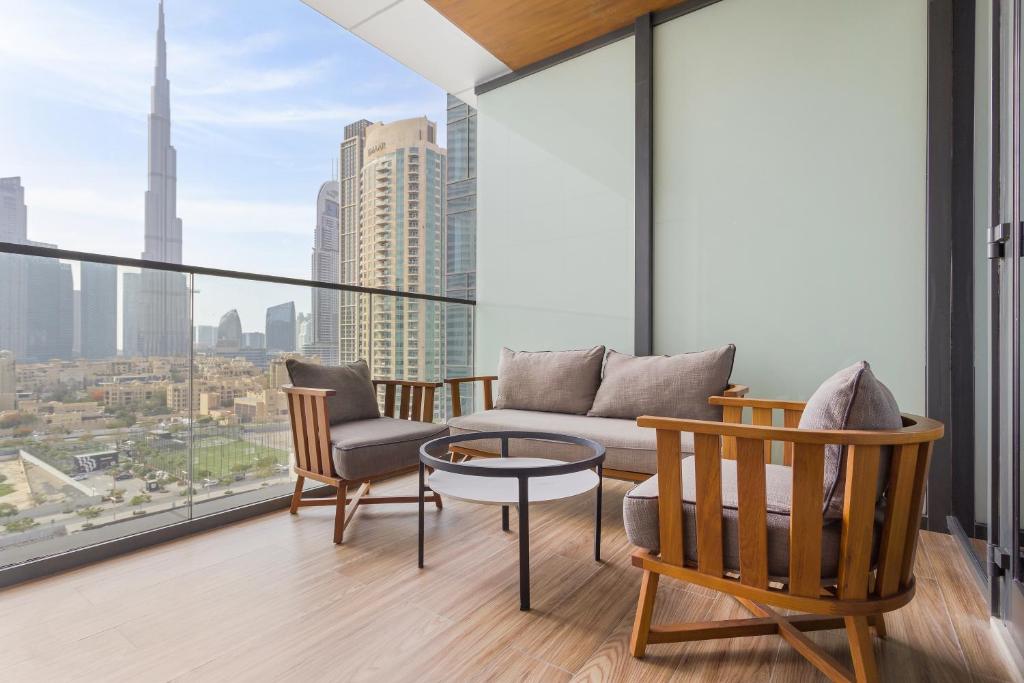 Premuim Twin Room with Balcony-Burj Khalifa View - Image 6