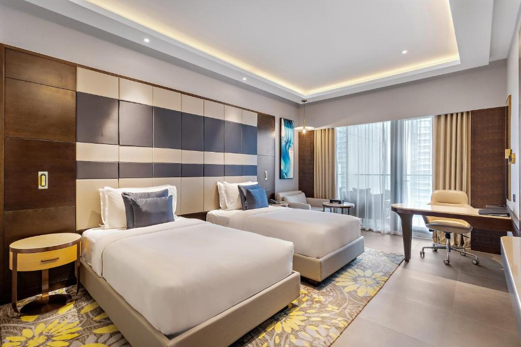 Premuim Twin Room with Balcony-Burj Khalifa View - Image 7