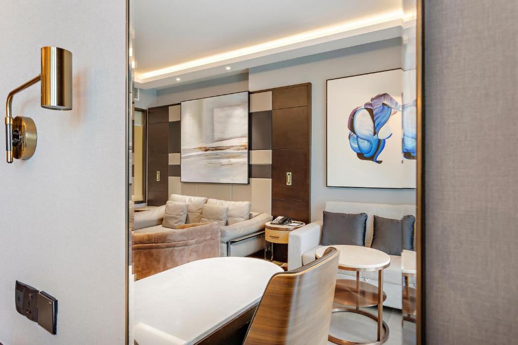 Suite with Balcony - Image 7