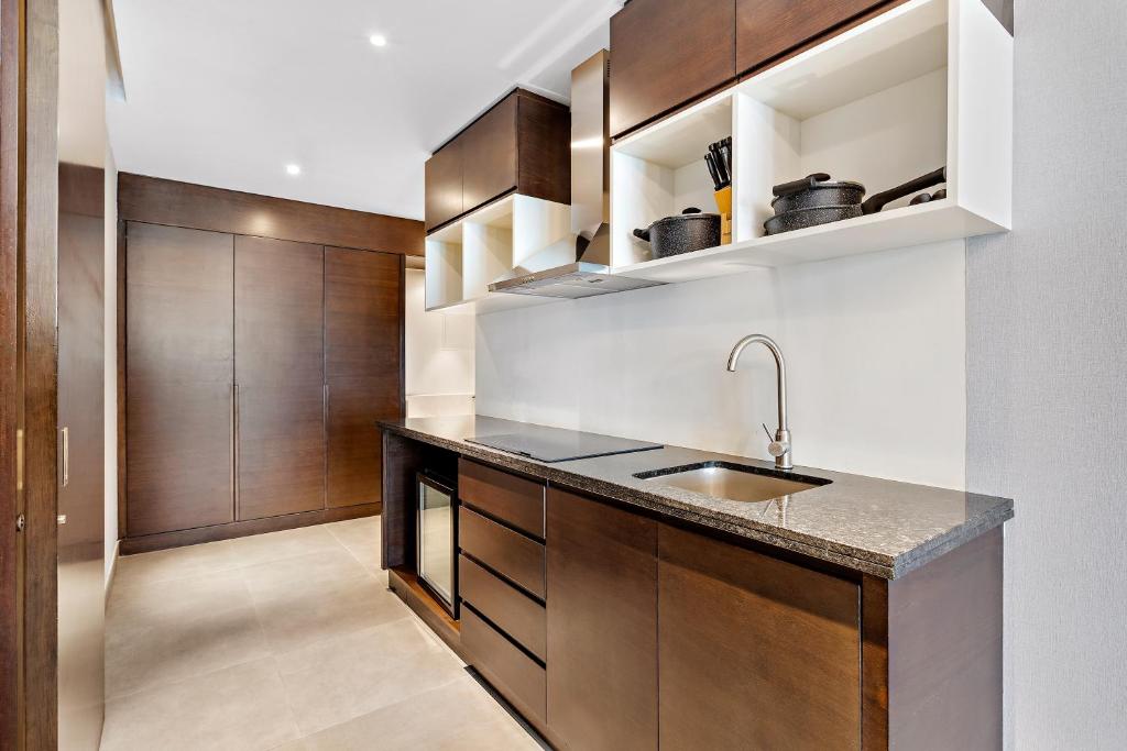 Suite with Balcony - Image 9