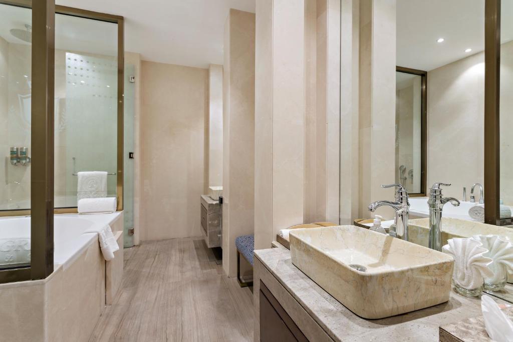 Suite - Image 1