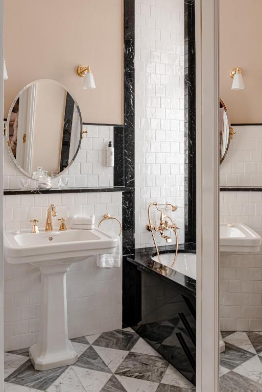 Deluxe Double Room - Image 7