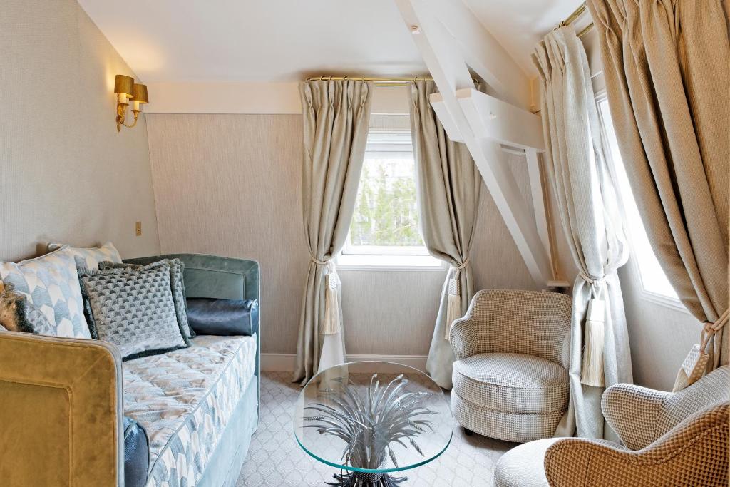 Deluxe Junior Suite - Image 10