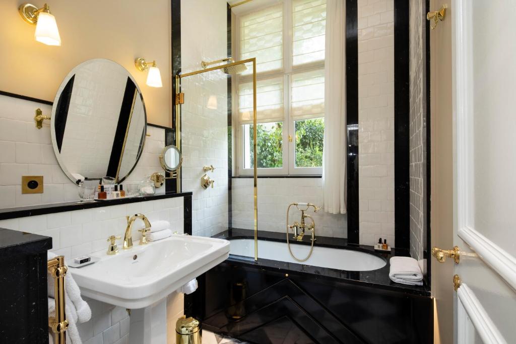 Superior Double Room - Image 10