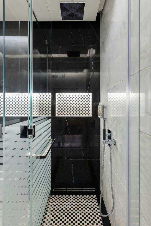 Club Level Junior King Suite with Bay View and Lounge Access - Image 4