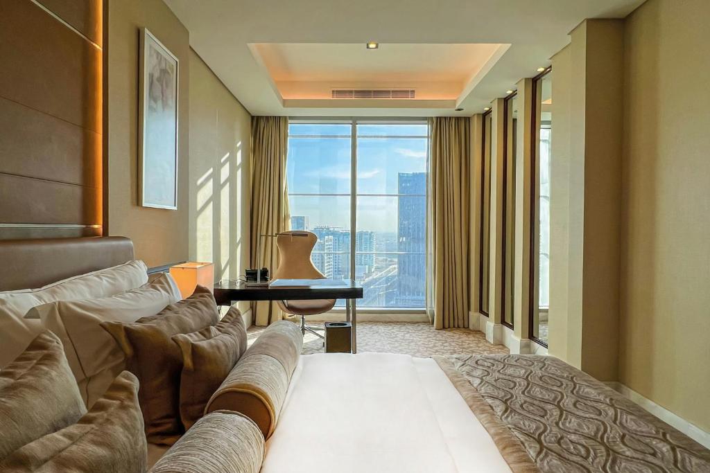 Club Level Junior King Suite with Bay View and Lounge Access - Image 8