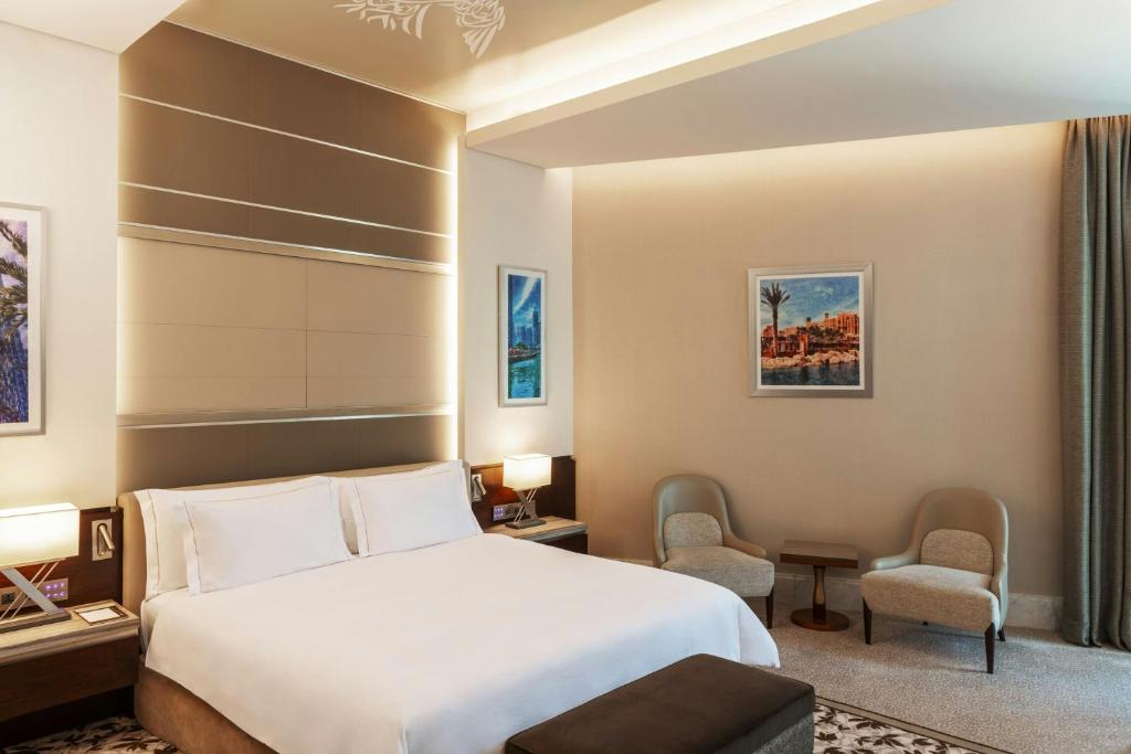 Club Level King Room with Bay View and Lounge Access - Image 2