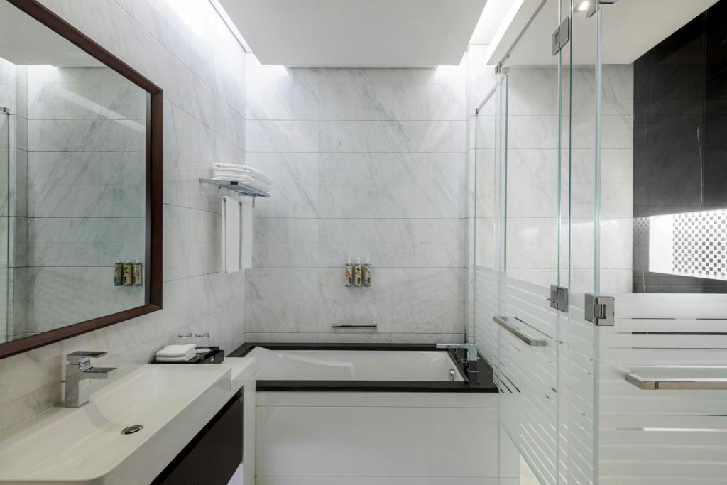 Club Level King Room with Bay View and Lounge Access - Image 3