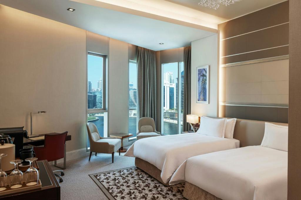 Club Level Twin Room with Bay View and Lounge Access - Image 1