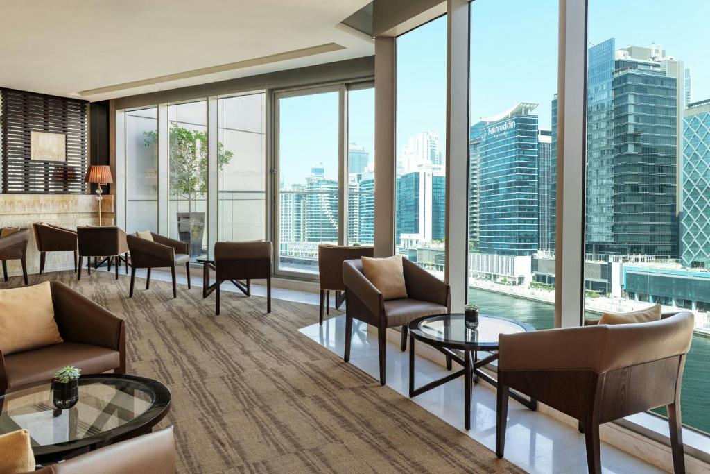 Club Level Twin Room with Bay View and Lounge Access - Image 3