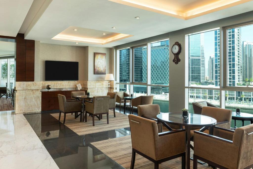 Club Level Twin Room with Bay View and Lounge Access - Image 4