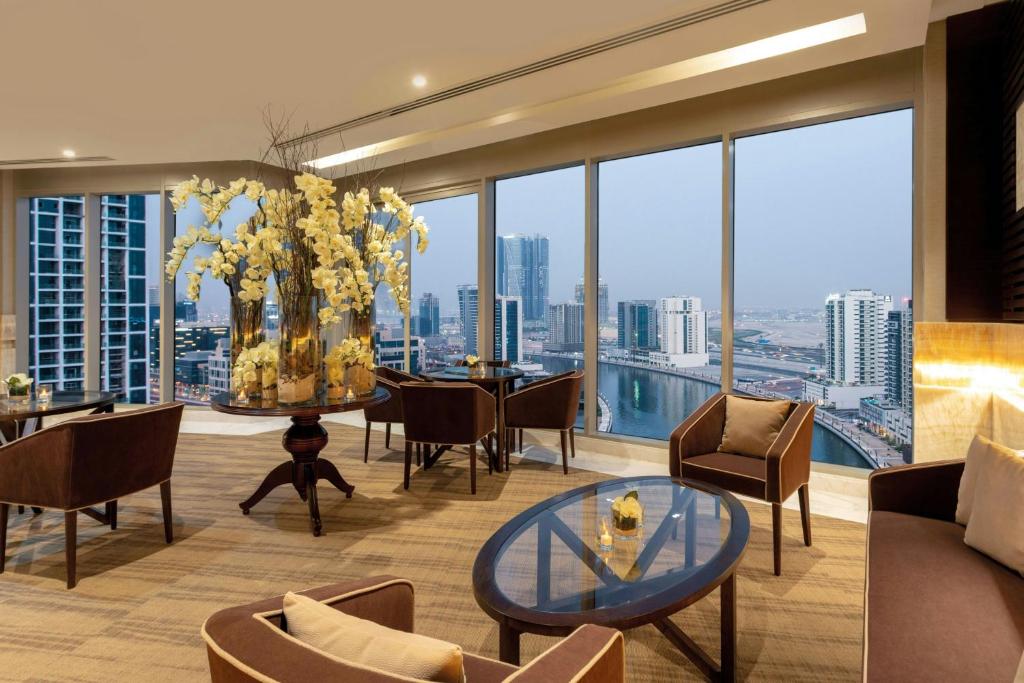 Club Level Twin Room with Bay View and Lounge Access - Image 5