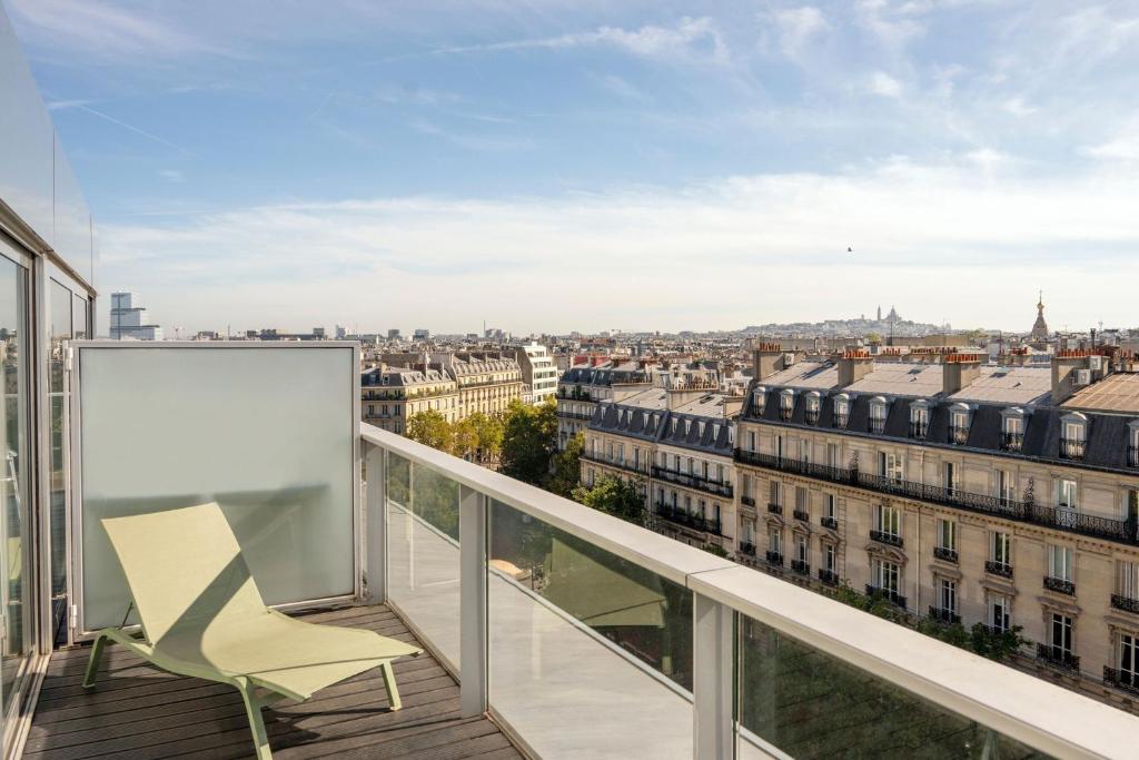 Paris Sky View Terrace Room with Breakfast and Eiffel Tower View - Image 12