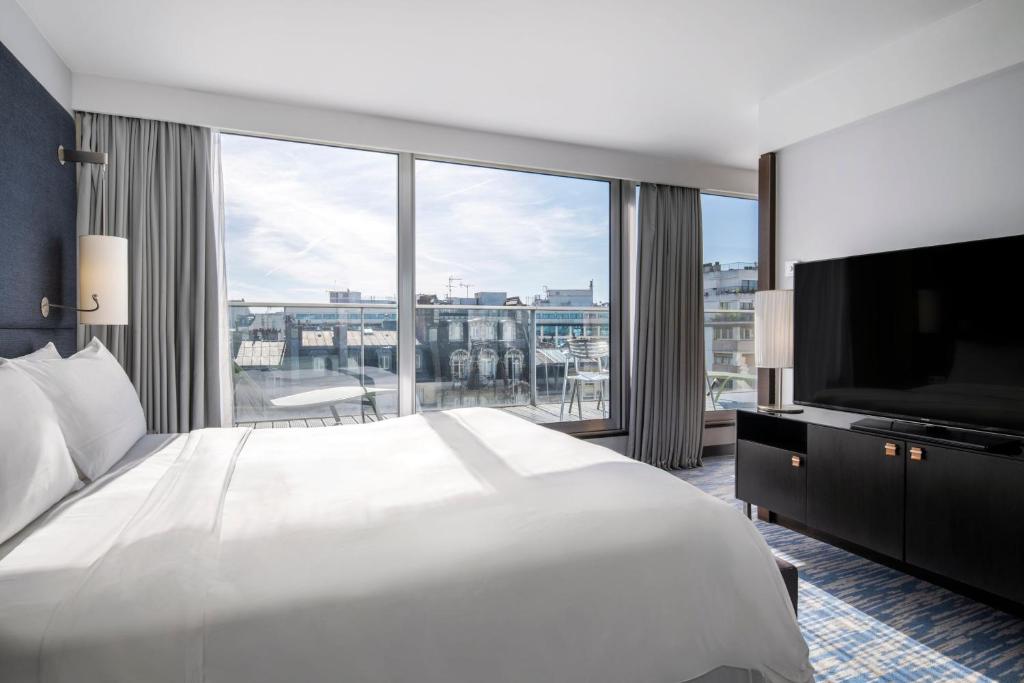 Paris Sky View Terrace Room with Breakfast and Eiffel Tower View - Image 15