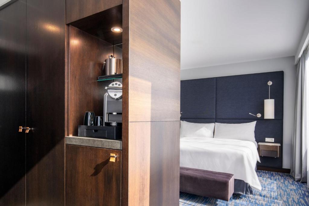 Paris Sky View Terrace Room with Breakfast and Eiffel Tower View - Image 8