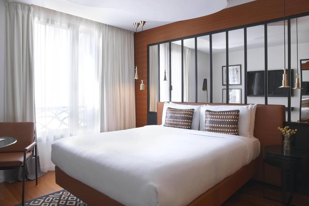 Paris Style Room with One Queen Bed - Image 1