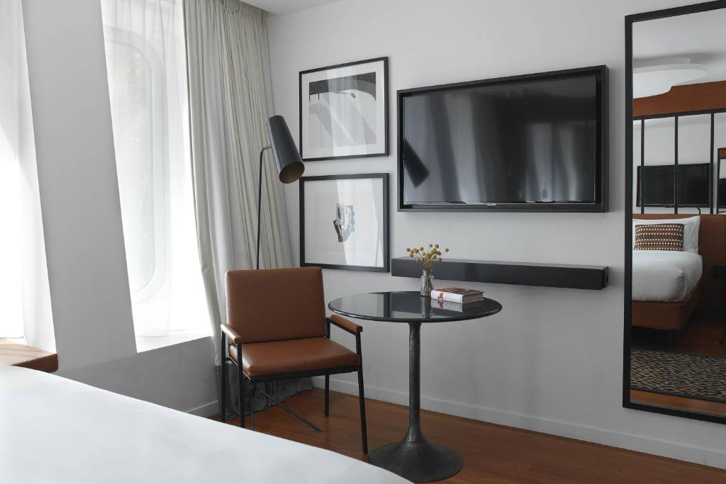 Paris Style Room with One Queen Bed - Image 3