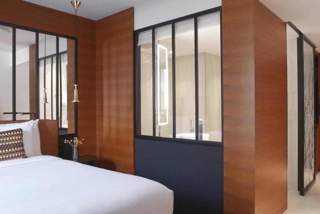 Paris Style Room with One Queen Bed - Image 4