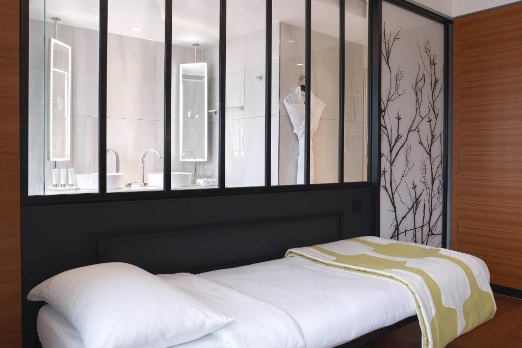Skyline Suite with Skyline View - Image 3