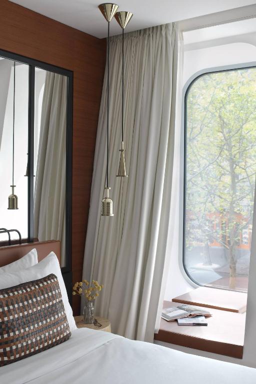 Urban View Room with Paris Rooftop View - Image 3