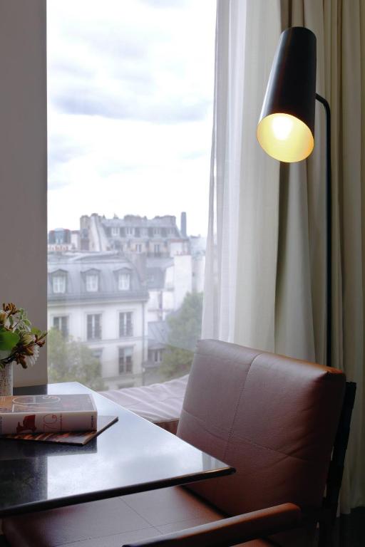 Urban View Room with Paris Rooftop View - Image 4