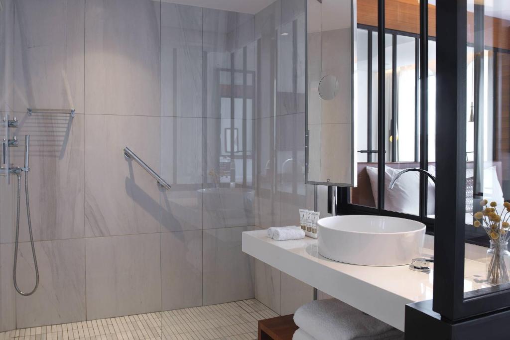 Urban View Room with Paris Rooftop View - Image 8