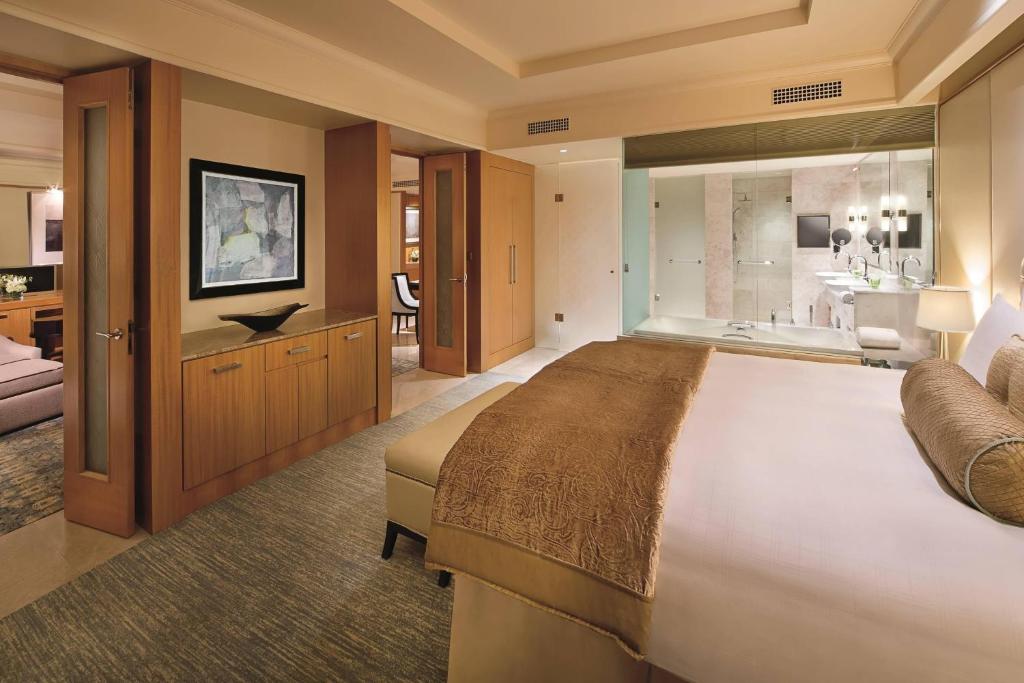 Ambassador Suite with Lounge access, One King Bed, Non Smoking, Balcony - Image 2