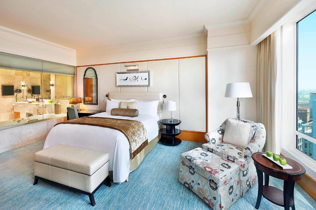 Club Room, with Lounge Access, One King or Two Double beds , Non Smoking - Image 2