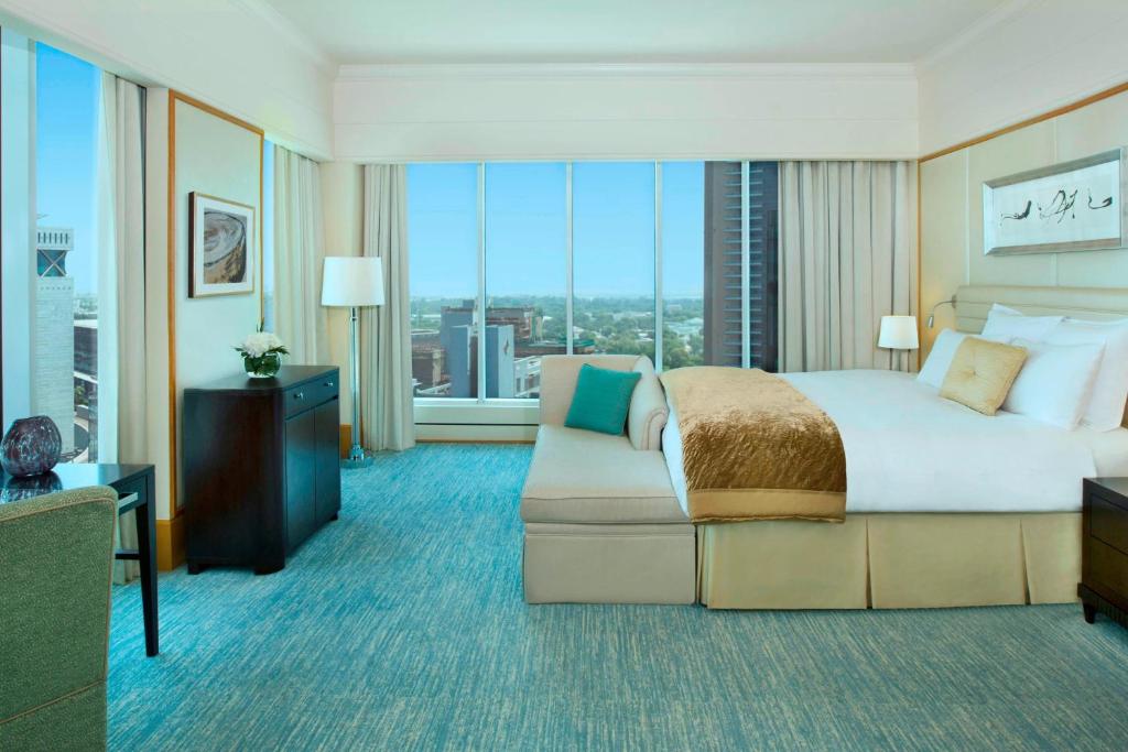 Club Suite with Lounge Access, One King, Non Smoking - Image 1