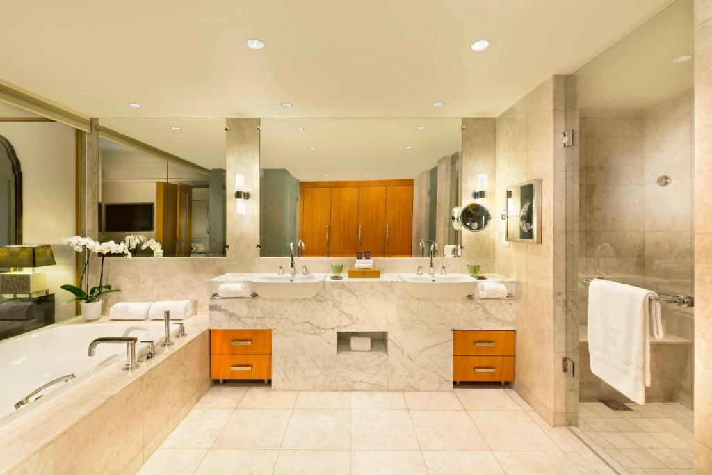 Executive Suite, One King Bed, Non Smoking - Image 2