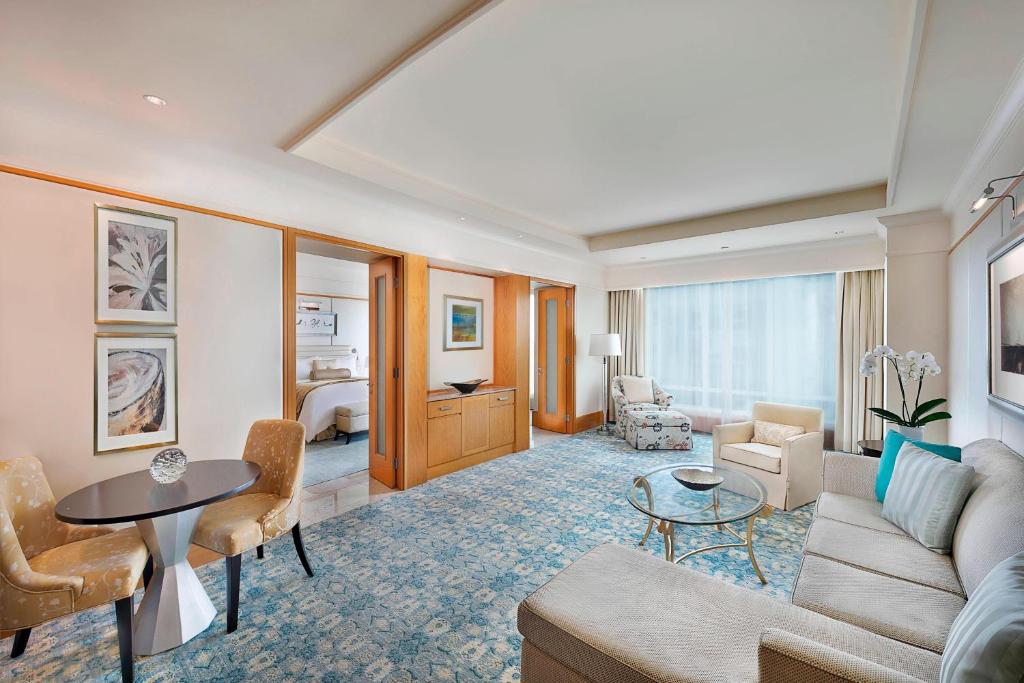 Executive Suite, One King Bed, Non Smoking - Image 3