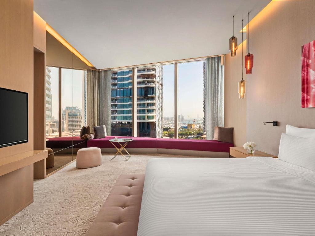 One Bedroom Deluxe Suite - Image 11