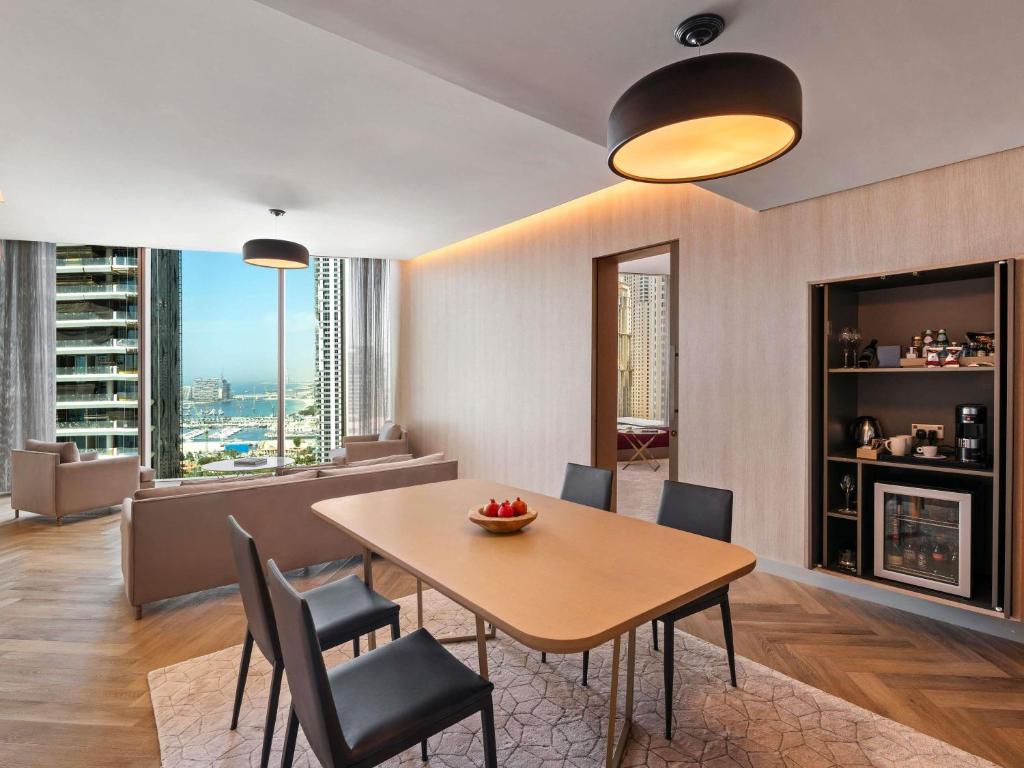 One Bedroom Deluxe Suite - Image 12