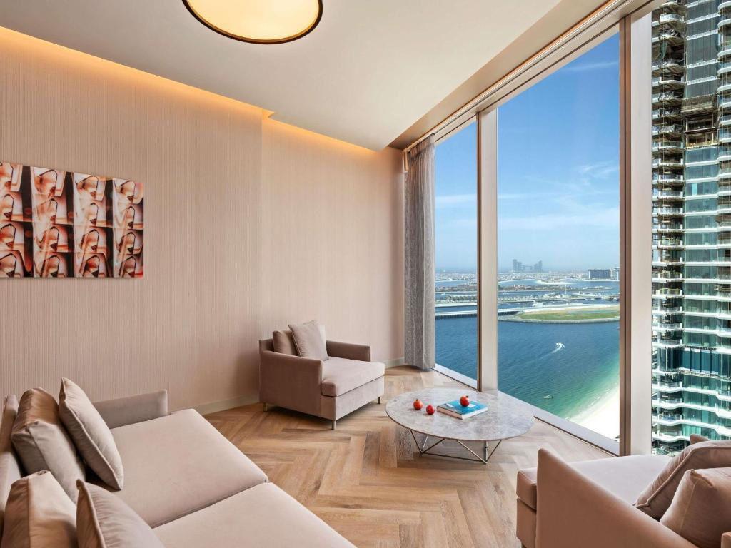 One Bedroom Deluxe Suite - Image 13