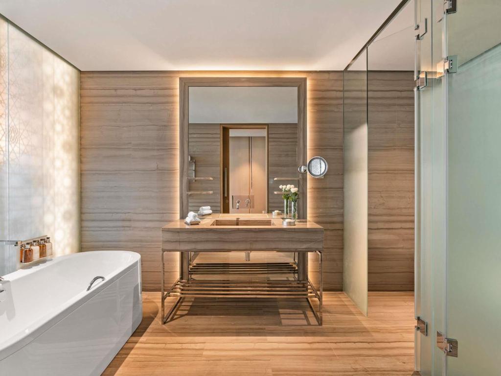 One Bedroom Deluxe Suite - Image 14