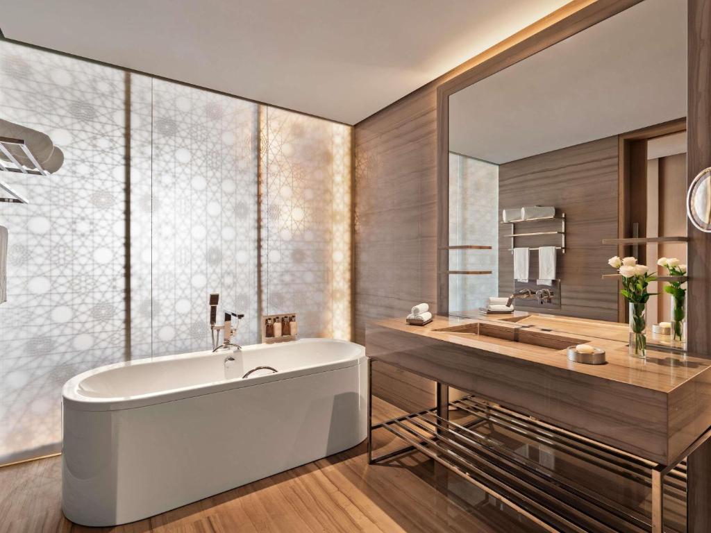 One Bedroom Deluxe Suite - Image 15