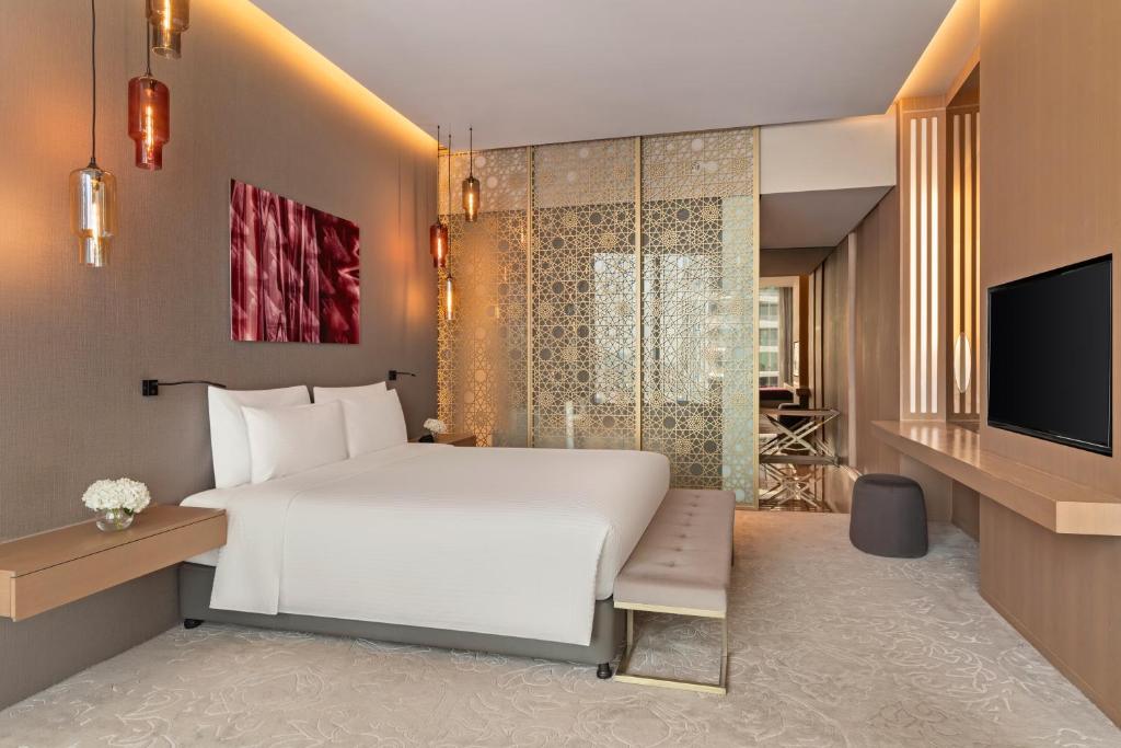 One Bedroom Deluxe Suite - Image 3