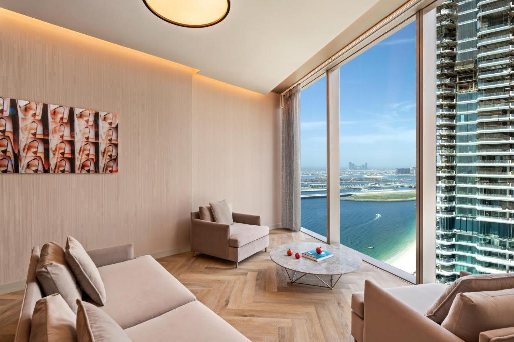 One Bedroom Deluxe Suite - Image 5