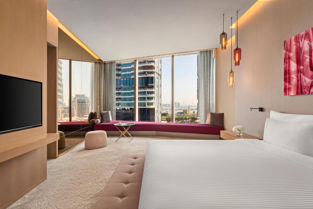 One Bedroom Deluxe Suite - Image 7
