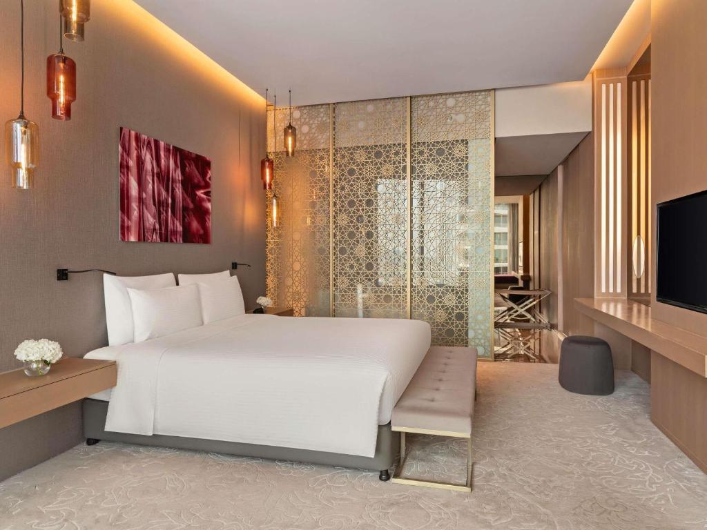 One Bedroom Deluxe Suite - Image 8
